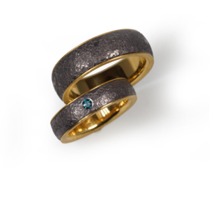 Trauringe Tantal mit Gelbgold 900/- und blauem Brillant Trauringe Tantal mit Gelbgold 900/- und blauem Brillant